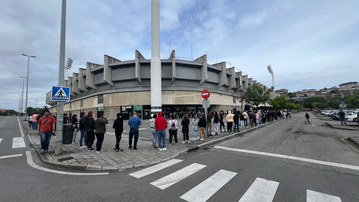 Las entradas han salido a la venta a las diez de la mañana y para aquel momento ya se había formado una larga fila en torno al estadio.