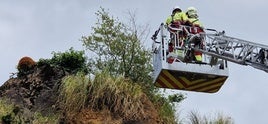 Bomberos del 112 en el momento del rescate de ayer.