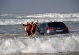 Hubo momentos en que el coche quedó parcialmente cubierto por las olas.