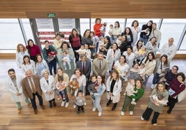 Las madres donantes de leche homenajeadas, con sus bebés, junto a miembros de la Dirección del Hospital y de la Fundación Valdecilla.