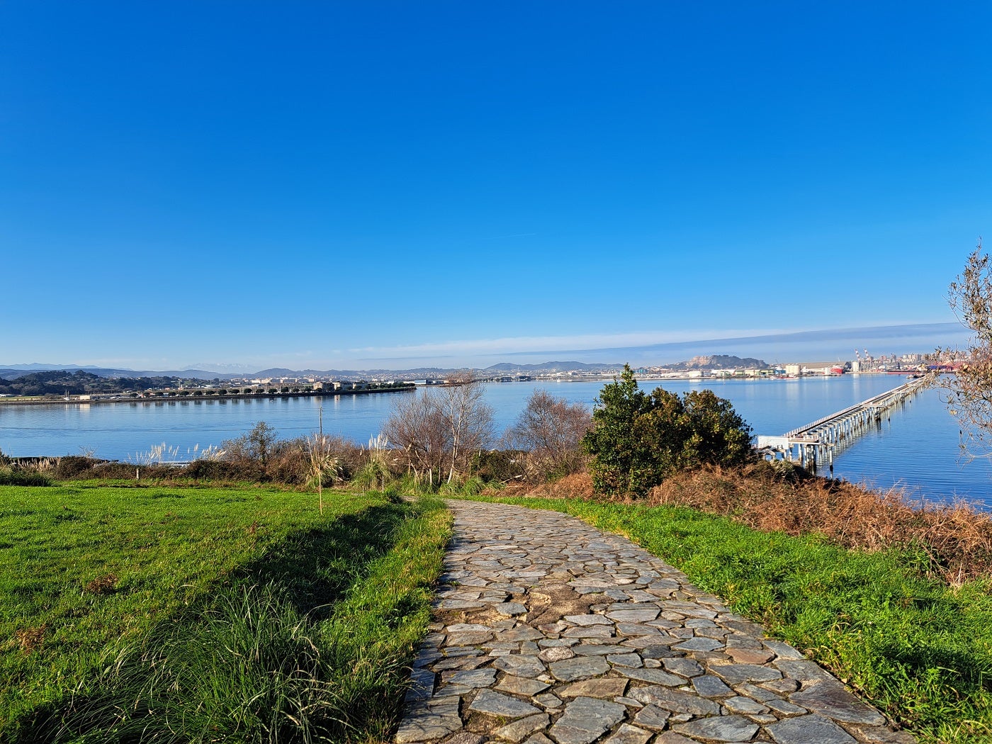 La zona de Marina del Cantábrico, el aeropuerto o el puerto de Santander, desde la senda, camino ya de Elechas.