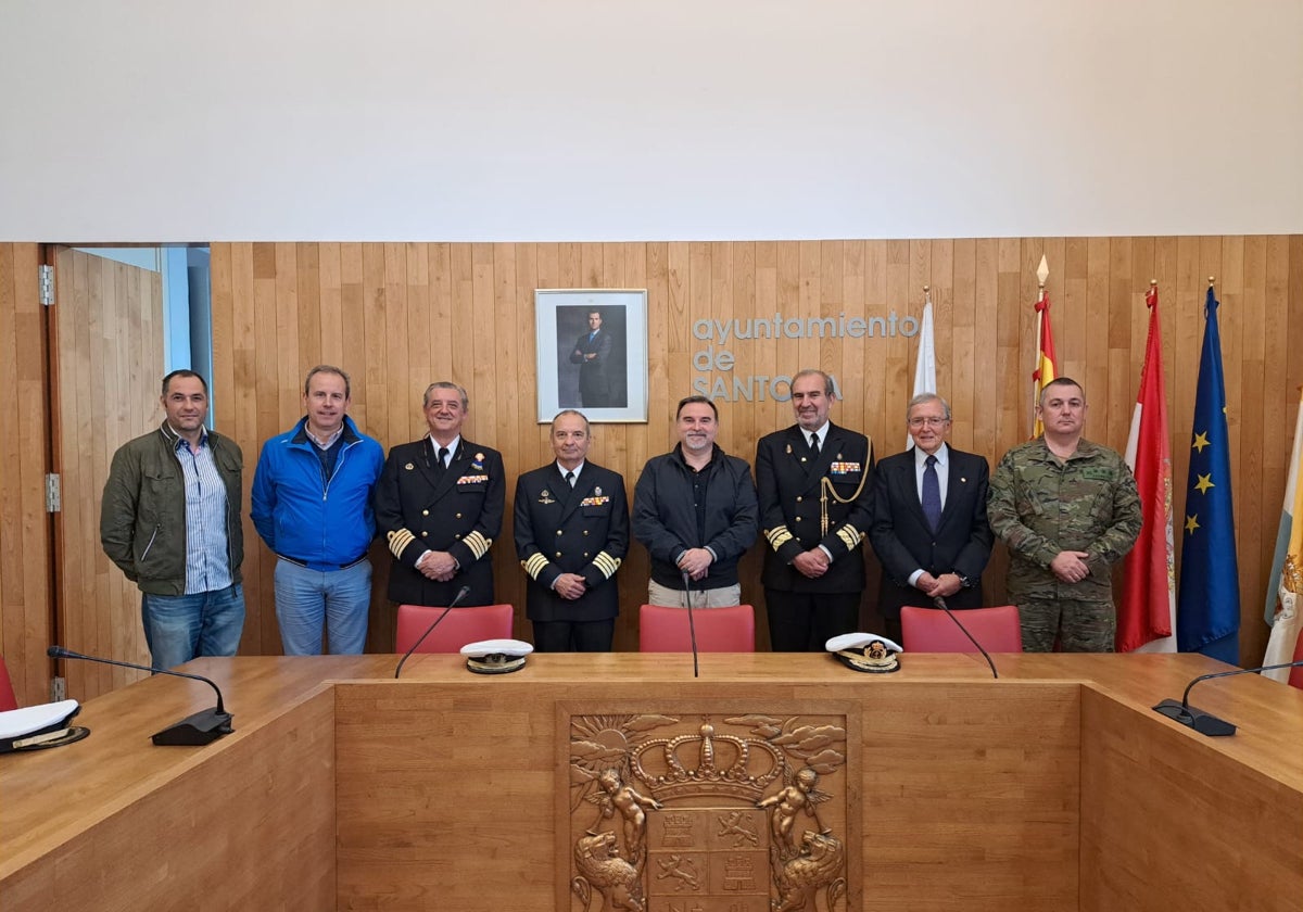 Jesús Gullart y Enrique Torres junto con otros asistentes a la reunión.