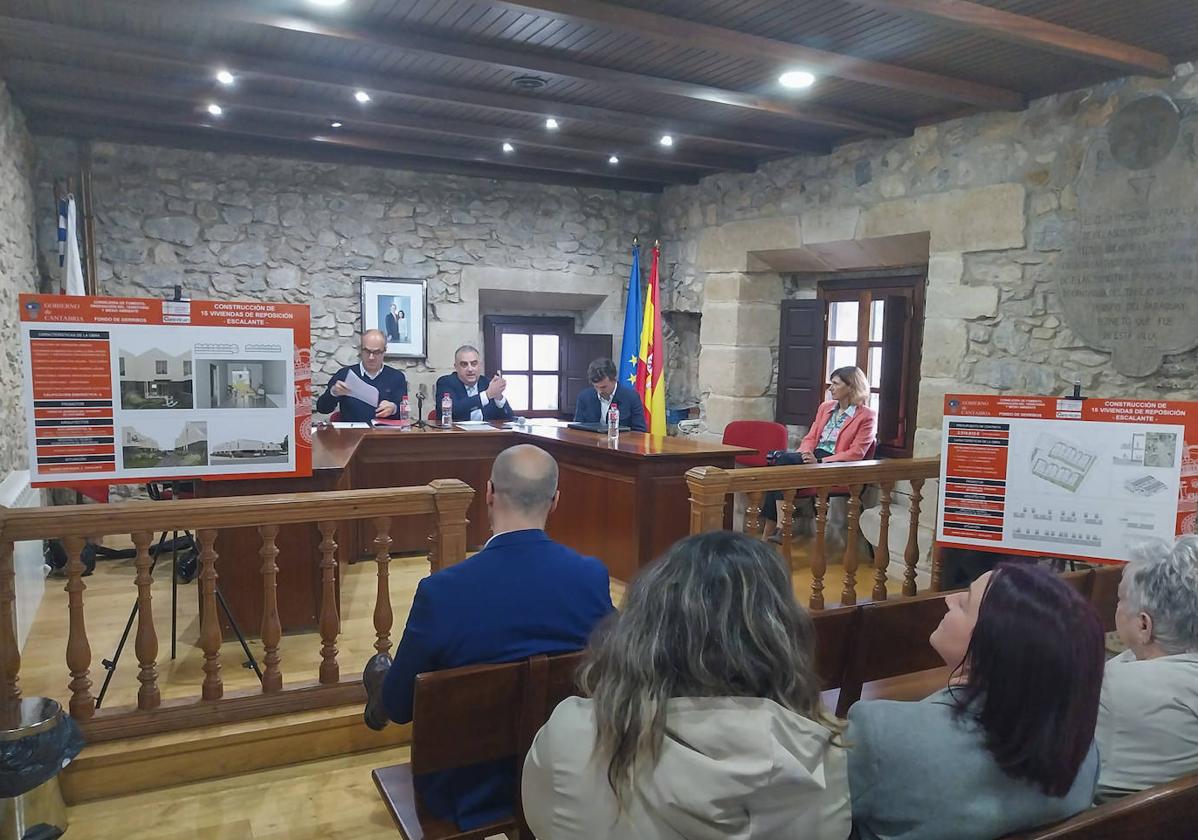 El consejero Roberto Media explica a los afectados por la sentencia de derribo de Las Torres los detalles de las nuevas viviendas.