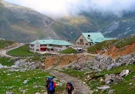 El Hotel Áliva, conocido popularmente como Refugio de Áliva, está ubicado a 1.800 metros de altitud en pleno corazón del Macizo Central de los Picos de Europa.