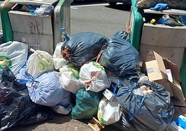 Imagen difundida por los vecinos de Castilla Hermida sobre la acumulación de basura en su barrio en los últimos días.