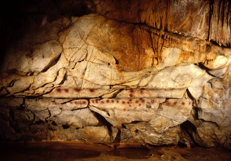 Interior de la cueva de El Castillo.