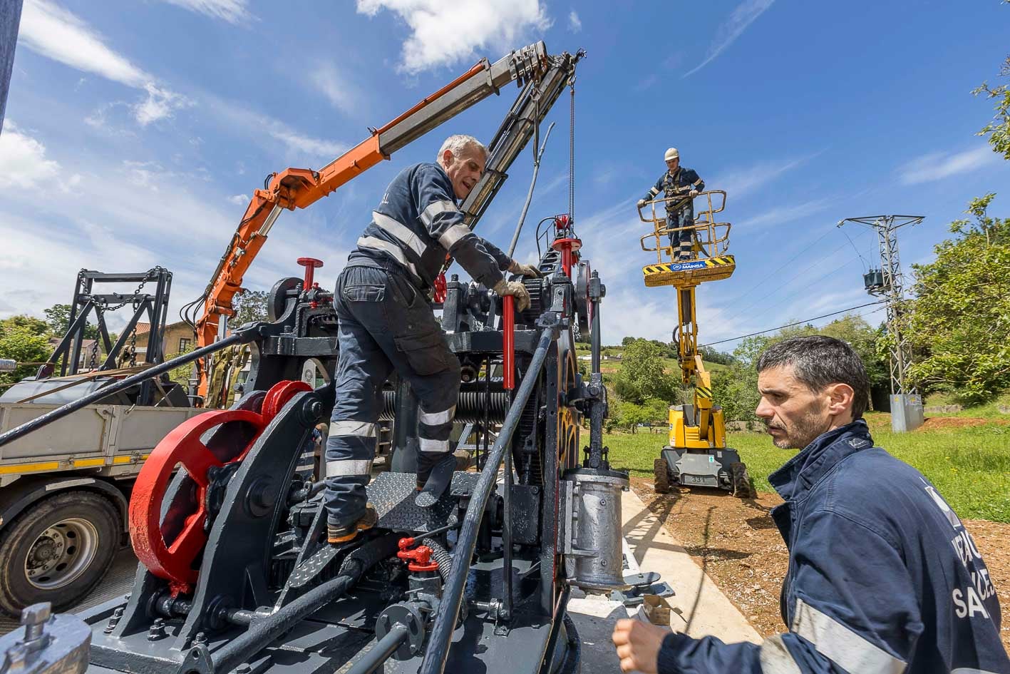 Operarios de tres empresas cántabras han participado en su instalación en su nuevo destino