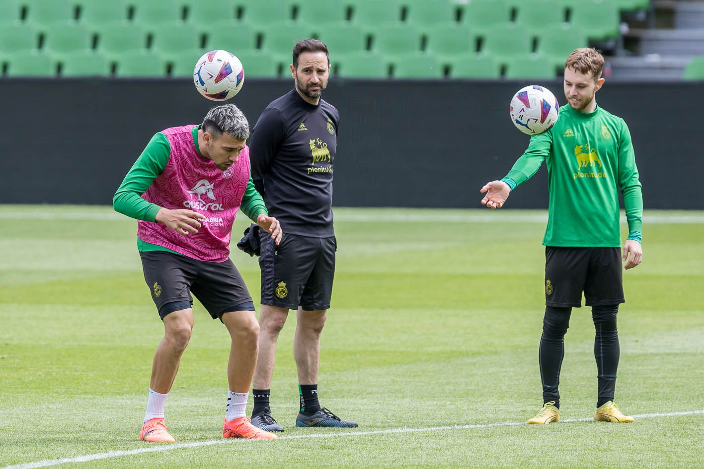 Arana y Peque controlan sendos balones.