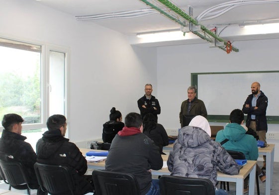 El alcalde, José Luis López (PP), charla con los alumnos junto al teniente alcalde, Daniel Santos (PRC).