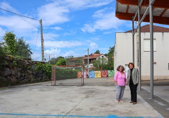 La directora y la alcaldesa de la localidad en la zona donde se proyecta actuar dentro del CEIP Jesús Cancio.