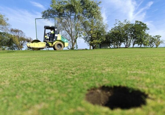 Maquinaria en las obras del campo de golf de Mataleñas, que está previsto que terminen el mes que viene.
