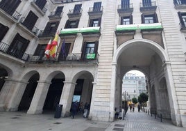 Los cántabros, con el Racing. Banderas en balcones.