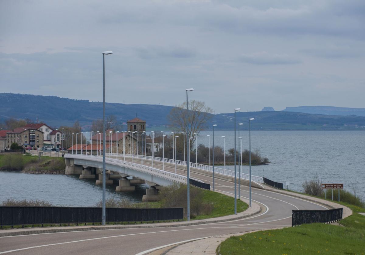 Vista del Pantano del Ebro a la altura de La Población, en Campoo de Yuso.