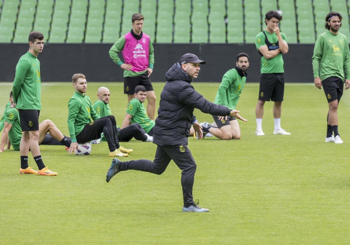 José Alberto, en el centro, da indicaciones a sus jugadores durante un entrenamiento esta semana en los Campos de Sport de El Sardinero.