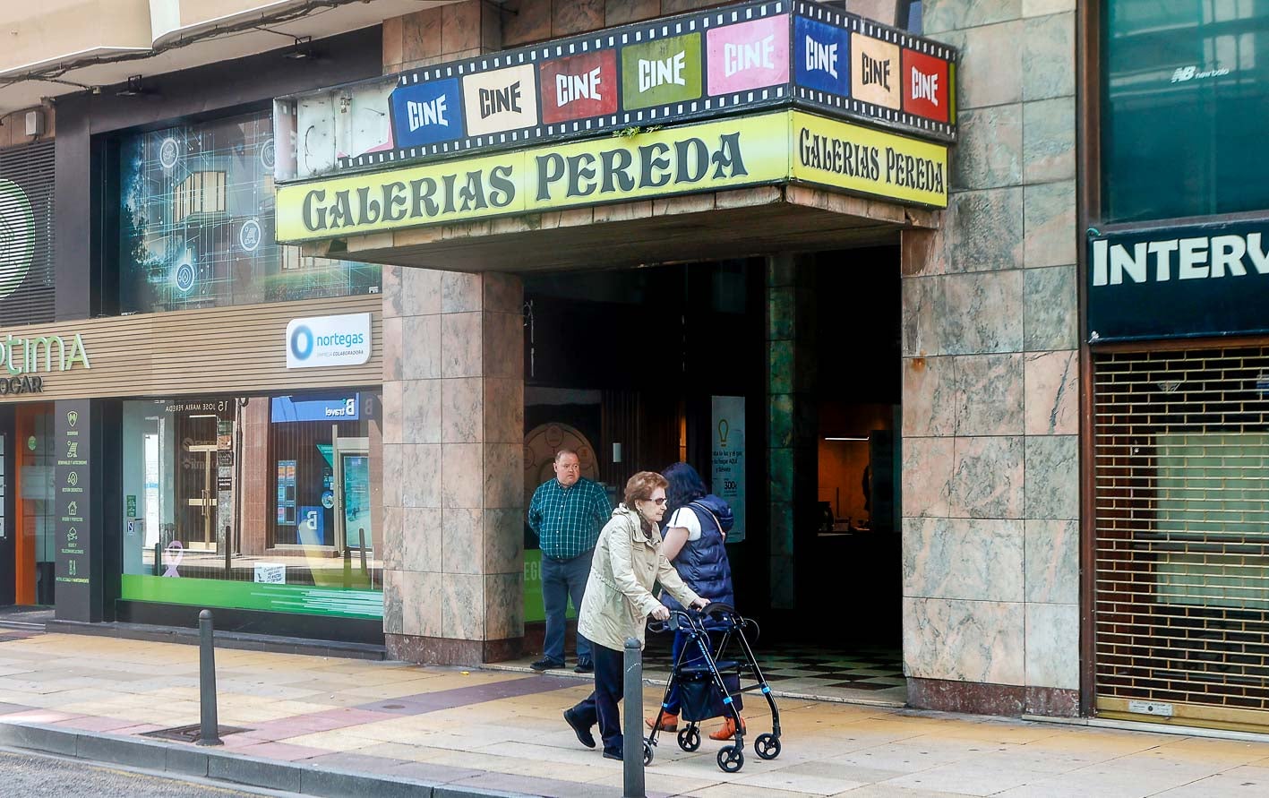 Vecinos caminan junto a la entrada a las Galerías Pereda, que alcanzaron su apojeo durante los años en activo del cine.