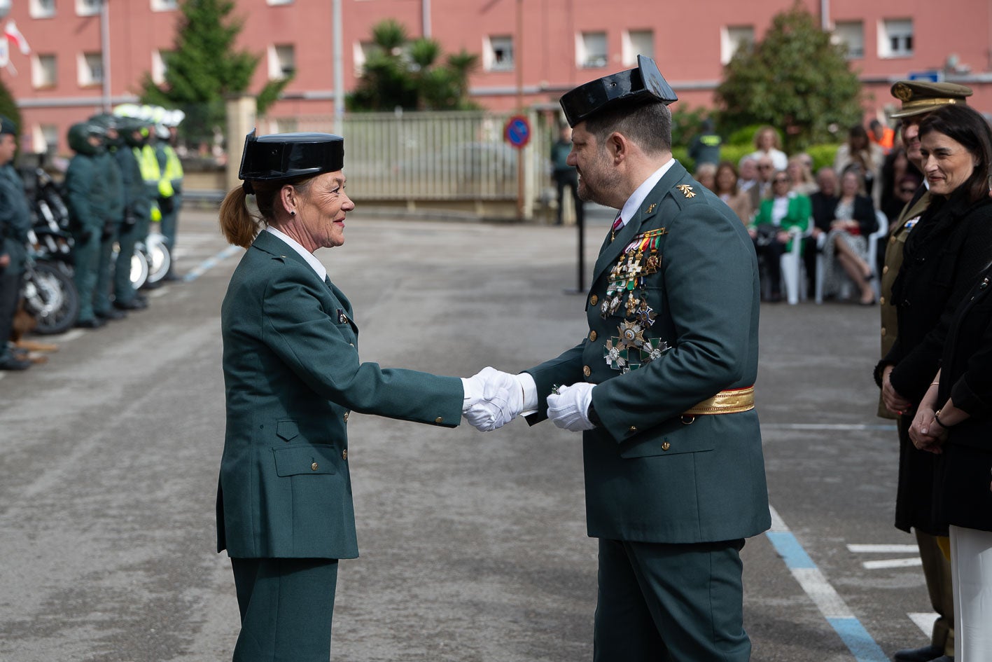 Antonio Orantos condecora a una guardia civil veterana. 