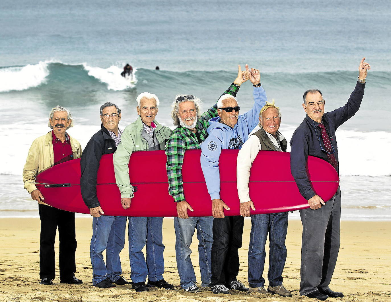 Pioneros del surf en España. De izquierda a derecha, José Manuel Merodio, Antonio Sáez, Manuel Martínez, Carlos Beraza, José Manuel Gutiérrez, Juan Giribet y Jesús Fiochi.