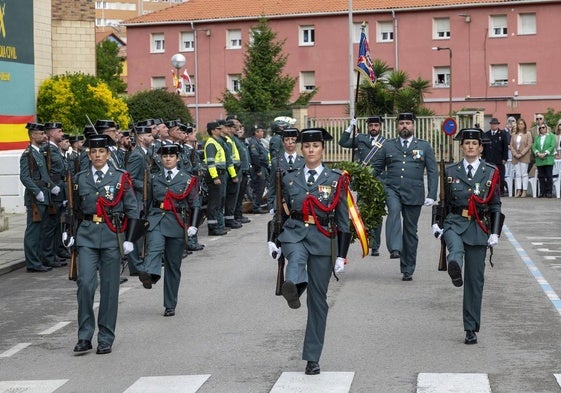 Un momento del desfile de agentes en el acto de celebración del 180 aniversario de la Guardia Civil en el cuartel de Campogiro.