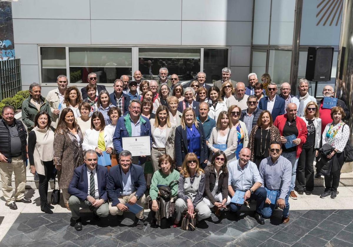 Fotografía de familia de los 172 funcionarios de Cantabria que se han retirado en el último año.