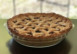 Una exquisita y apetecible tarta de cerezas lista para degustar.