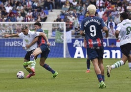 Juan Carlos Arana controla un balón.