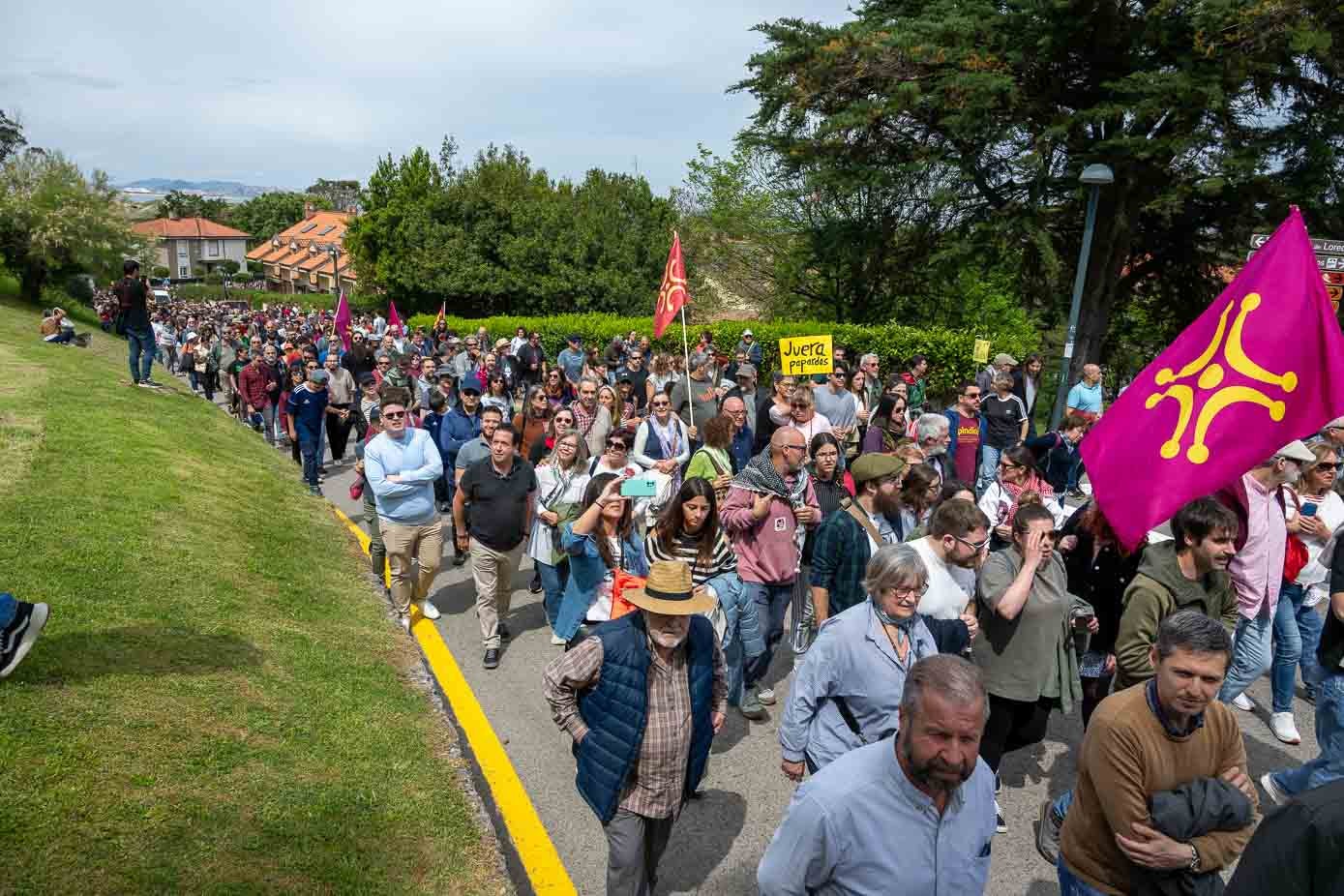 Familias, colectivos y cantabristas, además de una nutrida representación del partido socialista, marcharon por Loredo. 