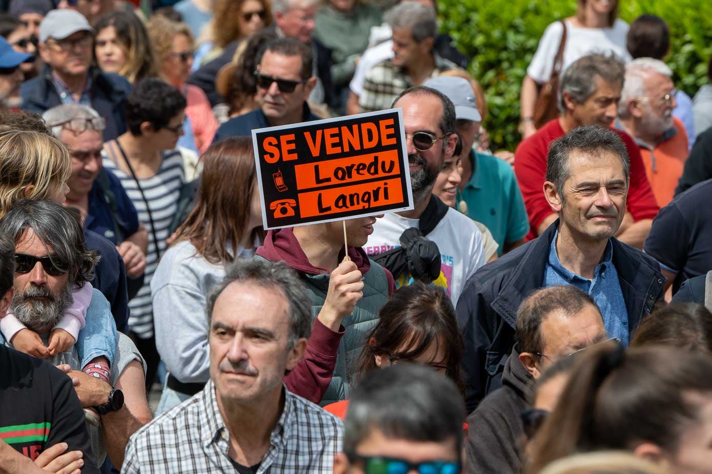 En un cartel de venta, los manifestantes escribieron 'Loredu, y Langri' en cántabru.