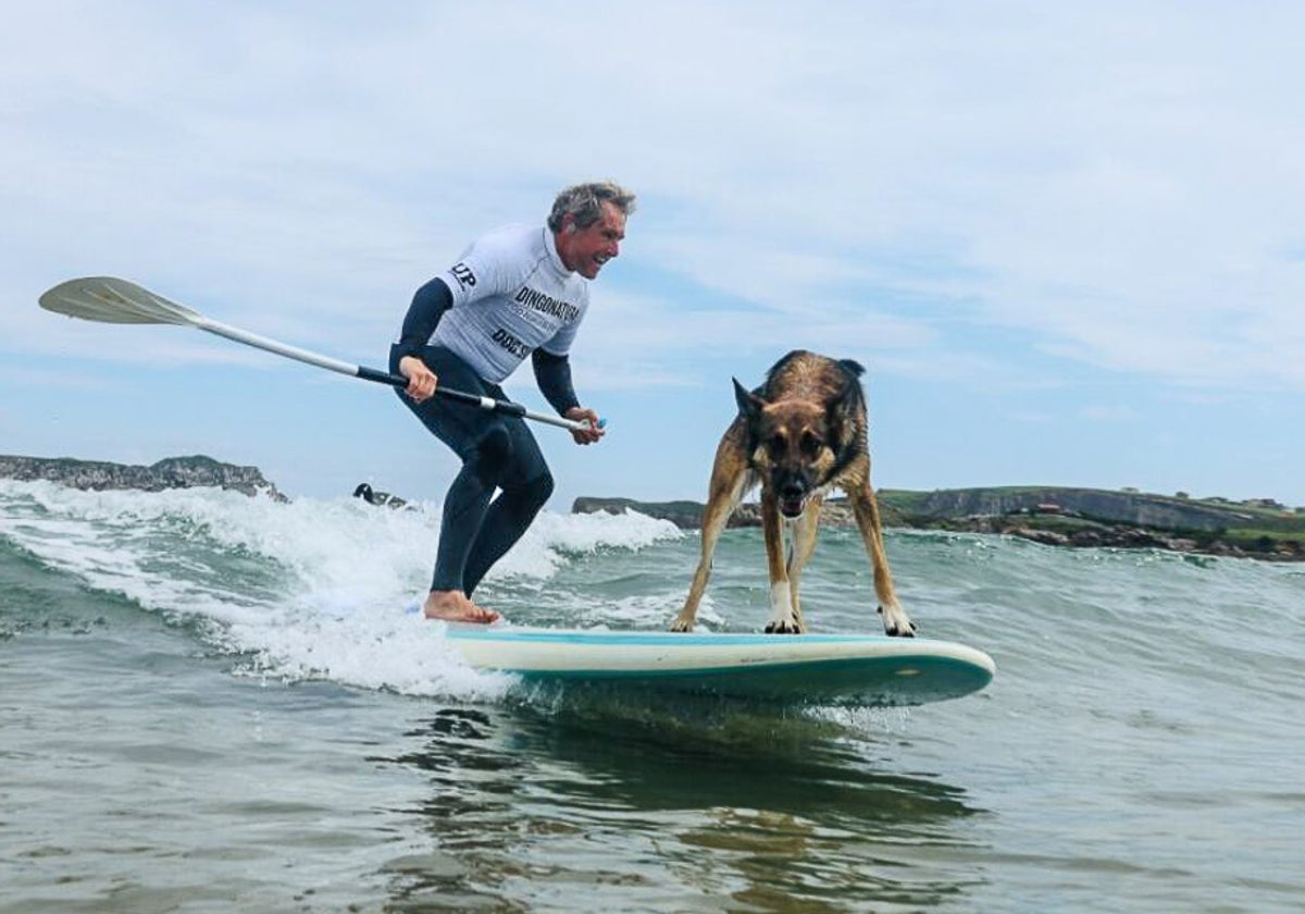 Perros y dueños cogen olas en el entrenamiento del Campeonato de Surf de Suances