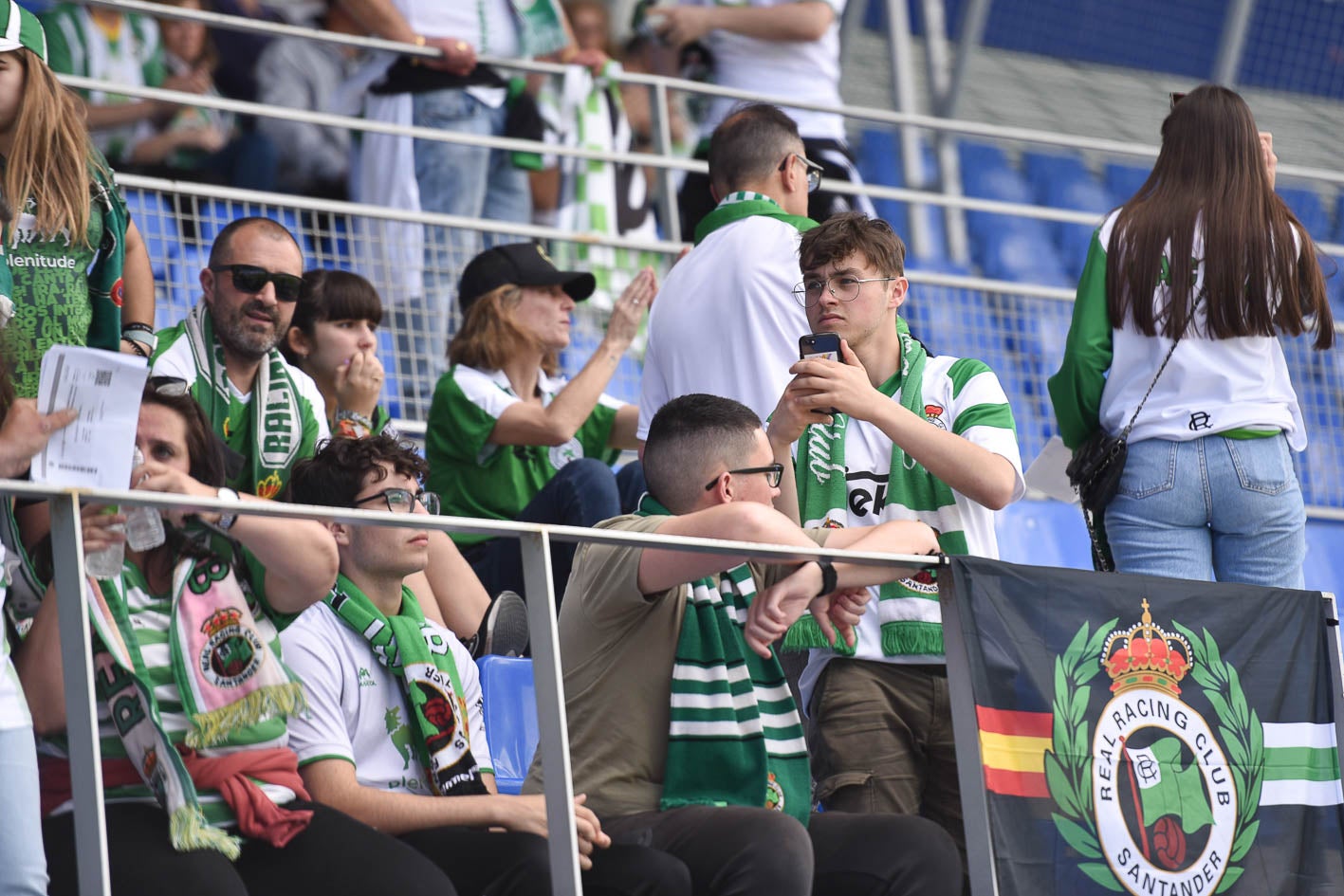 Los aficionados del Racing no dudaron en desplazarse hasta El Alcoraz para apoyar al equipo. 