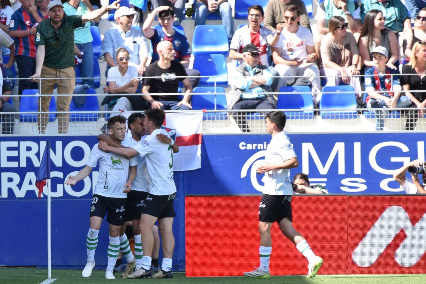 Loa jugadores del Racing celebran el primer gol del equipo ayer en el partido. 