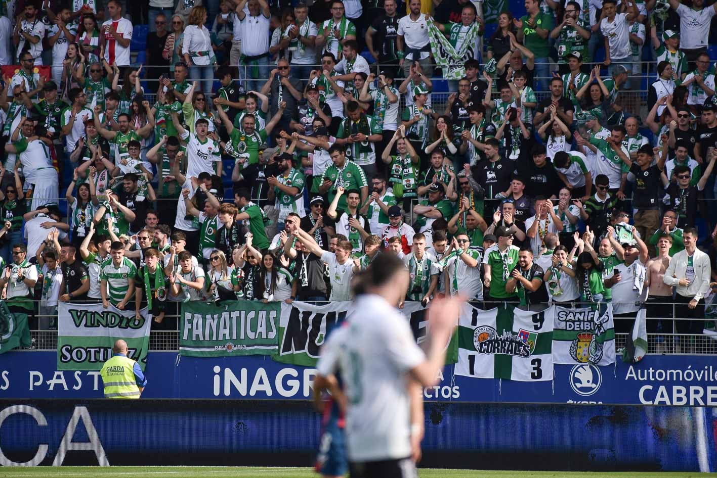 Imagen principal - IEl racing celebró una victoria que deja el play off casi asegurado.