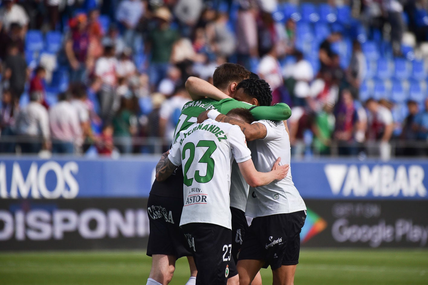 El abrazo de varios racinguistas después de sumar tres puntos muy valiosos. 