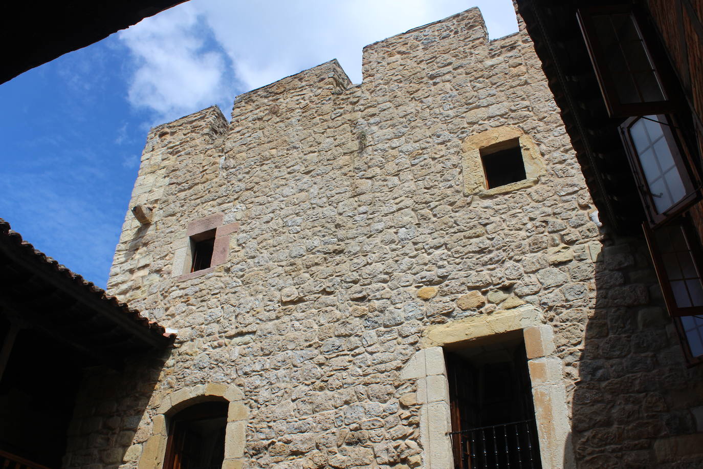 Torre de Hojamarta en el complejo medieval del palacio de Bustamante. 