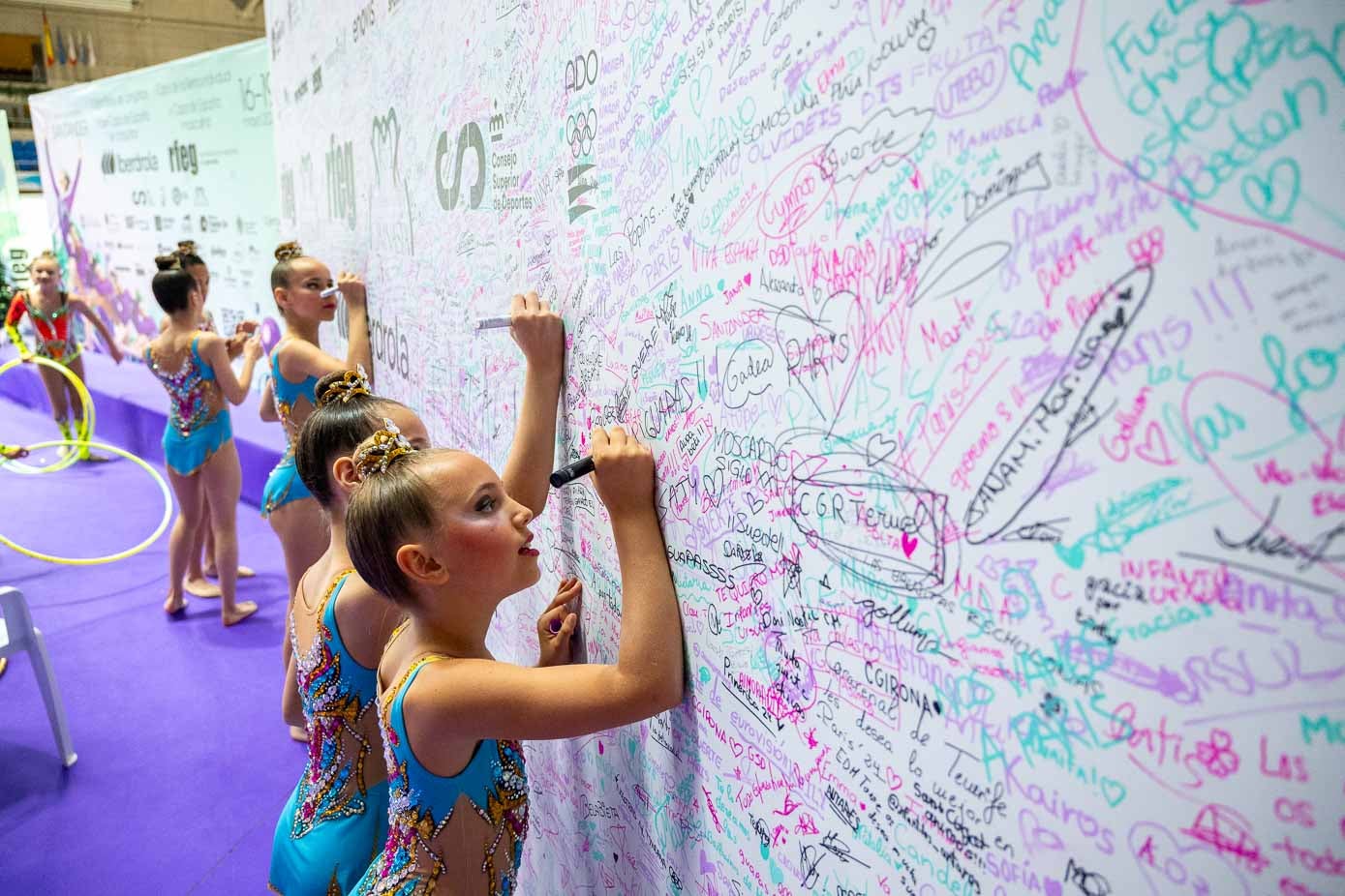 Todas las participantes dejaron su mensaje de apoyo al equipo olímpico en un gran mural ubicado en el Palacio de los Deportes. 