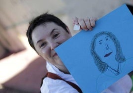 La ilustradora Albertine con uno de los bocetos de sus diseños en una feria literaria de Argentina.