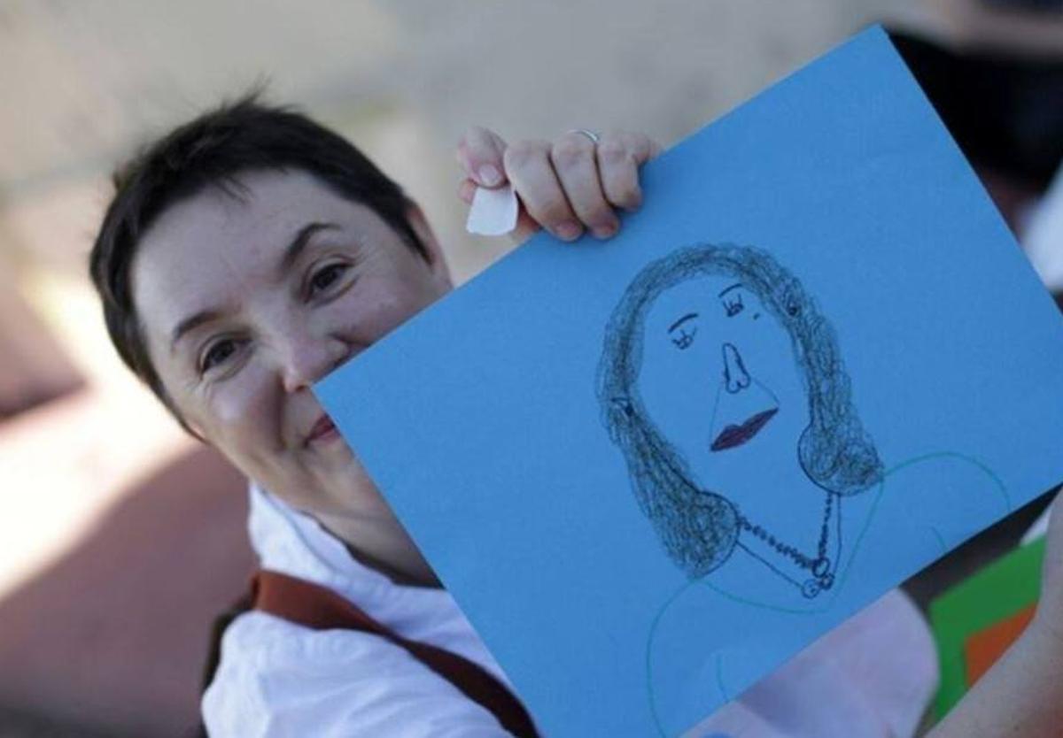 La ilustradora Albertine con uno de los bocetos de sus diseños en una feria literaria de Argentina.