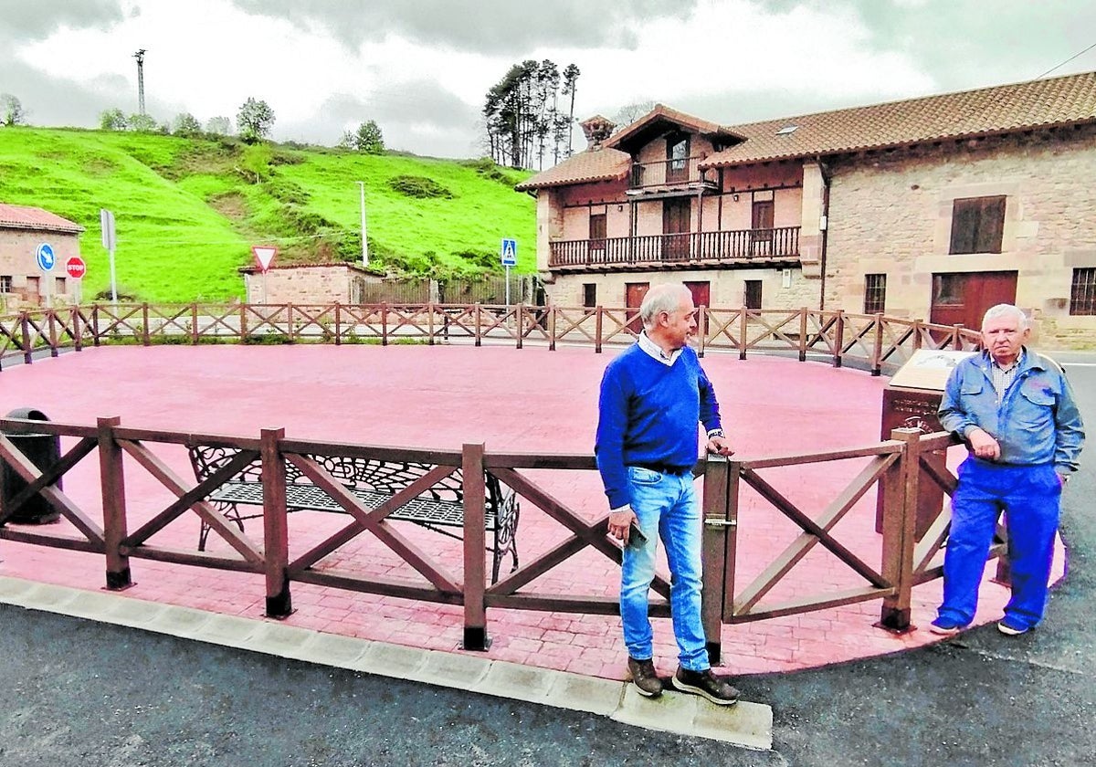 El alcalde, Pablo Gómez, en la plaza construida en Raicedo para albergar las piedras requeridas.