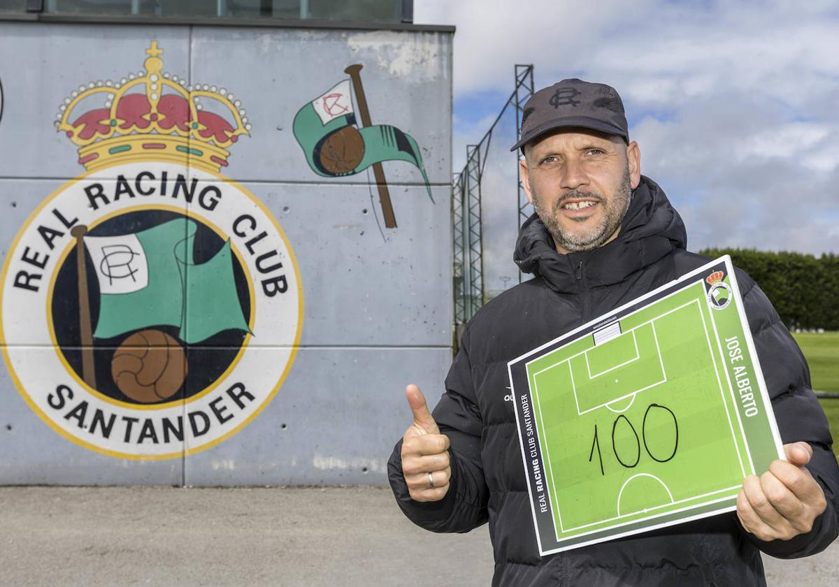 Centenario José Alberto López posa ayer en La Albericia con motivo de sus cien puntos con el Racing.