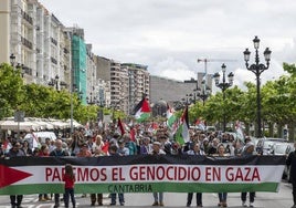 Una gran pancarta encabezaba la manifestación en la capital cántabra.