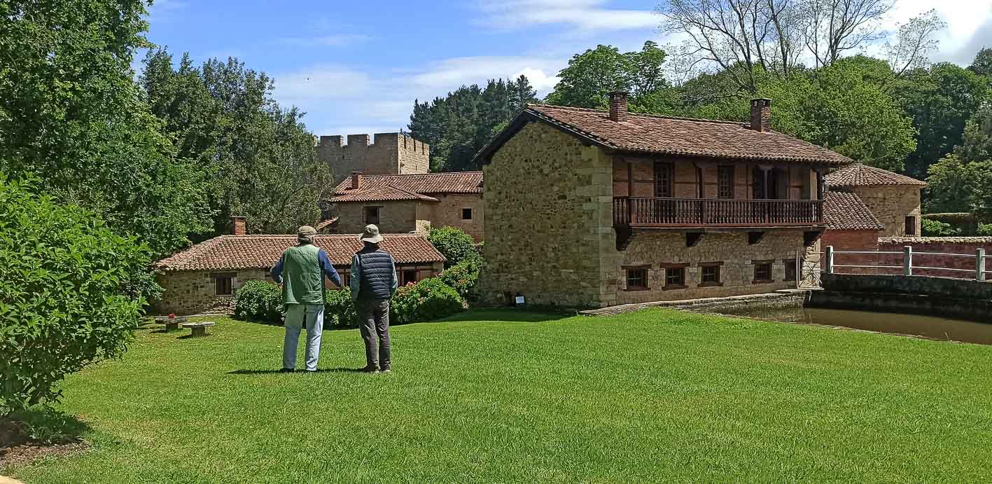 Molinos y torre medieval del siglo XII en el conjunto histórico artístico del Paladio de Bustamante. 