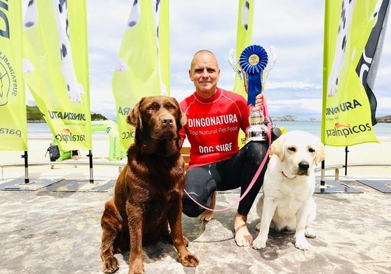 Koa, junto a su dueño, Juan Manuel Santiago, al recoger la mención de vencedor.