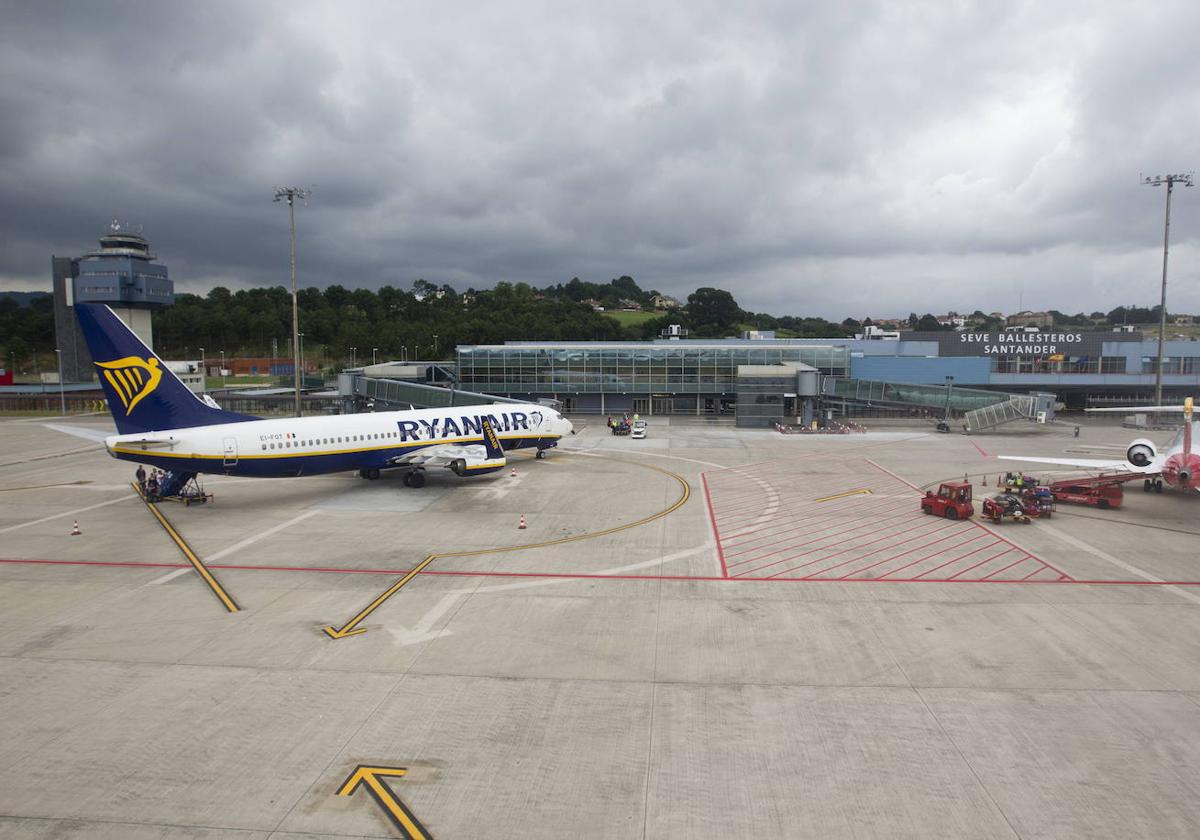 Un avión de la aerolínea de bajo coste Ryanair, a su llegada a la terminal d el Seve Ballesteros.