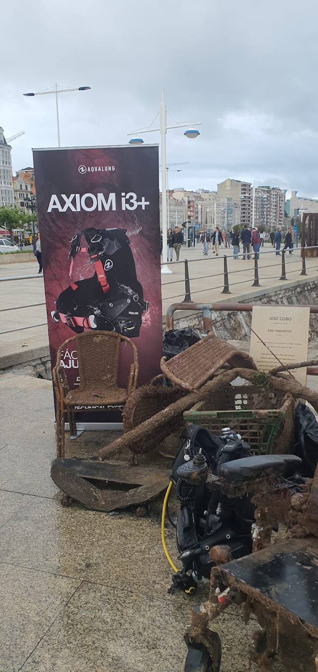 Detalle de los residuos recuperados, entre los que se contaron varias sillas de terraza.