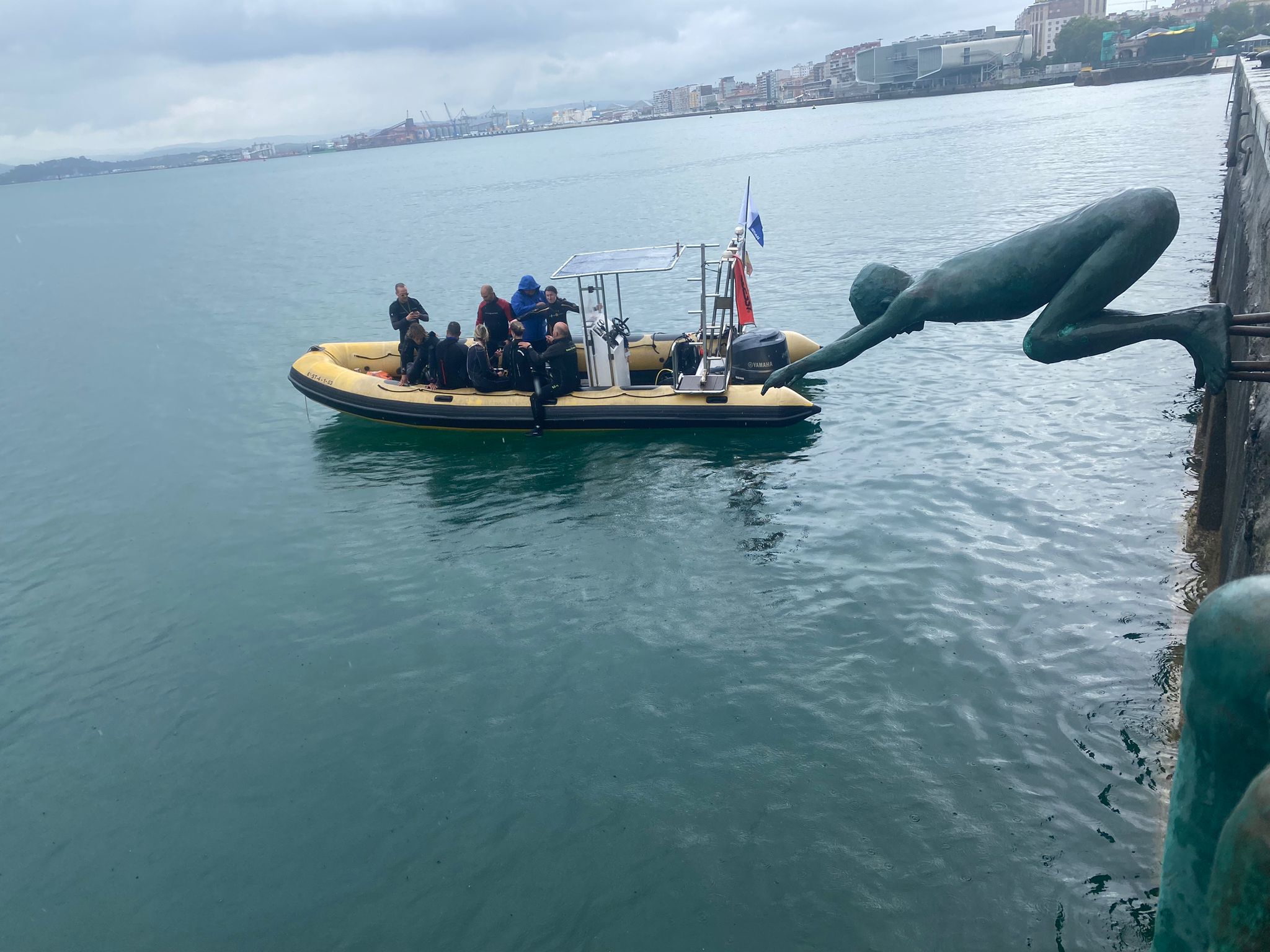 El equipo de buceadores en la embarcación que emplearon para realizar la limpieza de fondos.