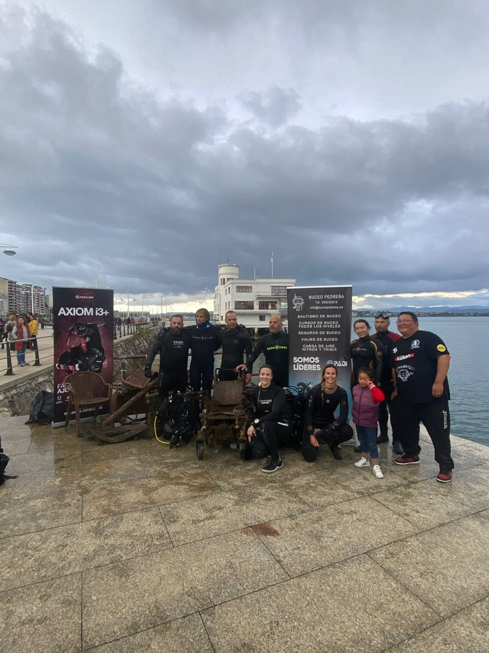 Foto de familia del equipo de buceadores que llevaron a cabo la limpieza en la bahía santanderina.