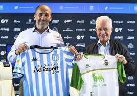 Sebastián Ceria y Víctor Blanco posan con las camisetas de ambos equipos.