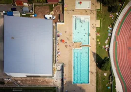 Piscina cubierta y gimnasio, a la izquierda, y piscinas de verano, a la derecha.