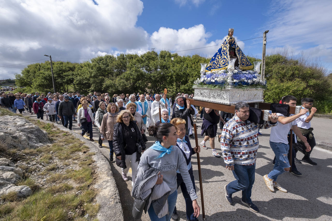 La procesión salió a las 11.00 horas de la iglesia de San Román y llegó una hora después a la ermita, acompañada por cientos de fieles.