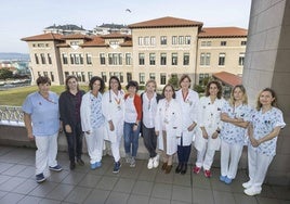 foto de familia del equipo de la unidad del hospital cántabro.