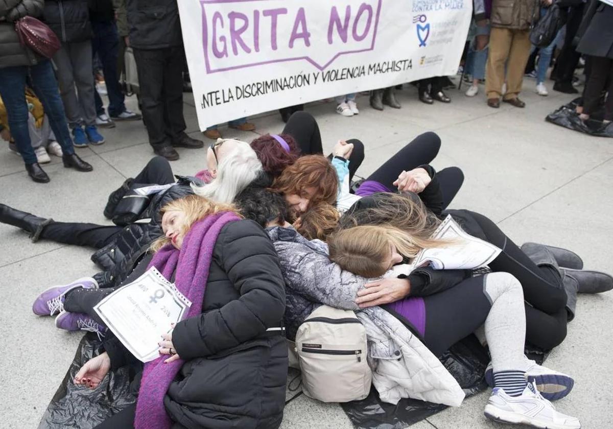 Imagen de archivo de una manifestación en Cantabria contra la violencia de género.